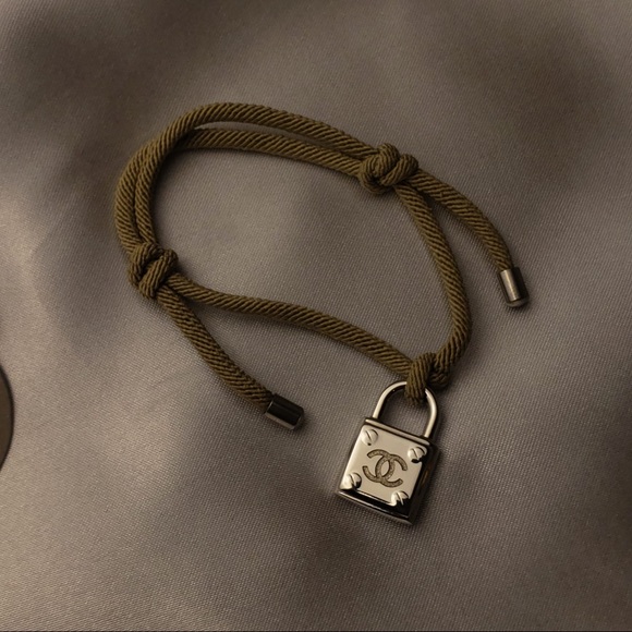 Olive green rope bracelet with silver lock charm | adjustable minimalist style - Picture 5 of 5